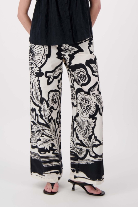 Zusss beige dames broek | Model vooraanzicht