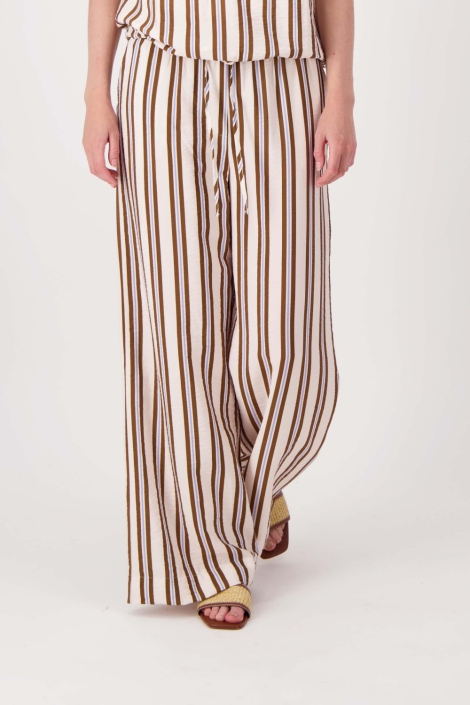 Zusss beige dames broek | Model vooraanzicht