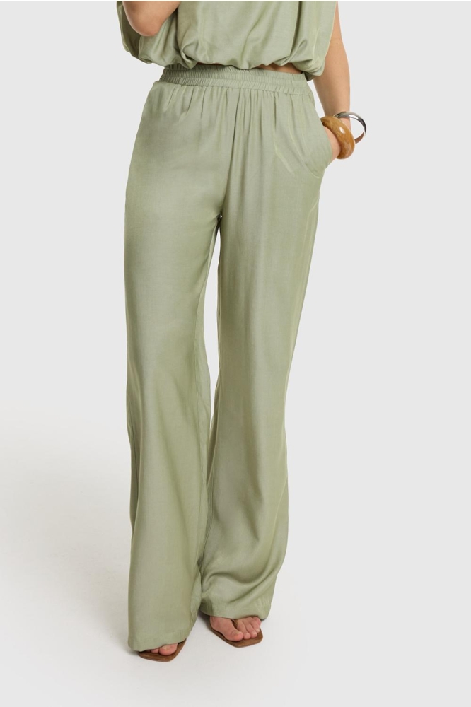 Refined Department groene dames broek | Model vooraanzicht