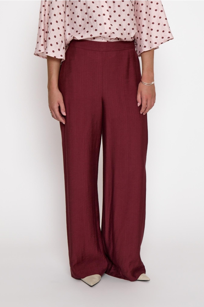 Minus bordeaux dames broek | Model vooraanzicht