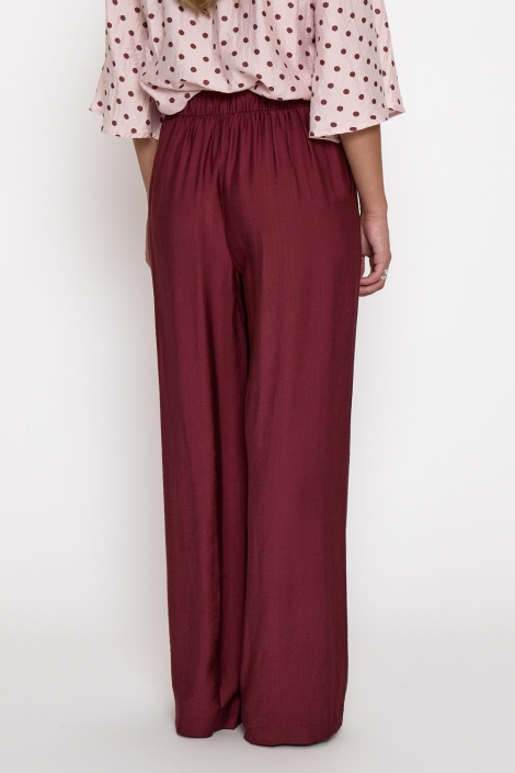 Minus bordeaux dames broek | Model achteraanzicht