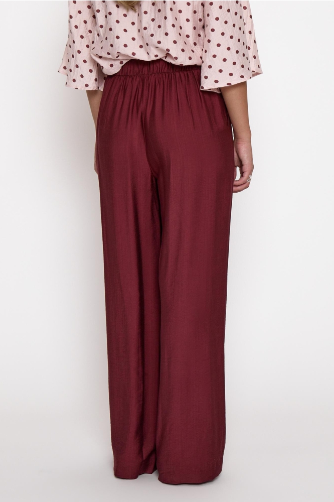 Minus bordeaux dames broek | Model achteraanzicht