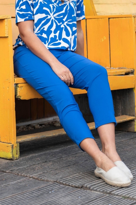 FOS Amsterdam blauwe dames broek | Model vooraanzicht