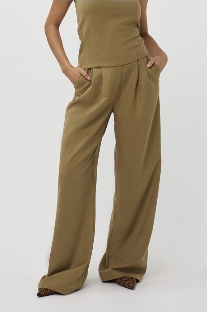 Studio Amaya groene dames broek | Model vooraanzicht