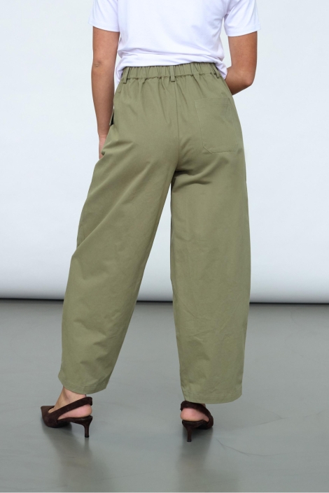 SisterS point groene dames broek | Model achteraanzicht