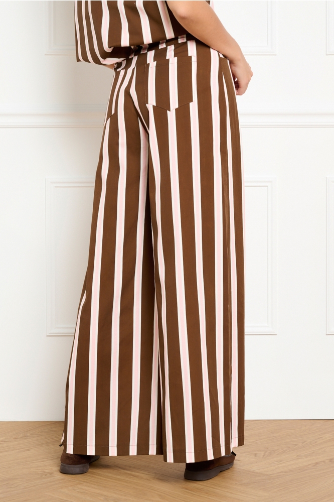 LolaLiza bruine dames broek | Model achteraanzicht