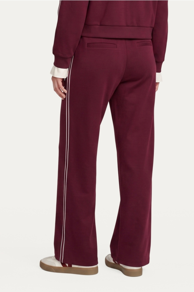 C&S The Label bordeaux dames broek | Model achteraanzicht