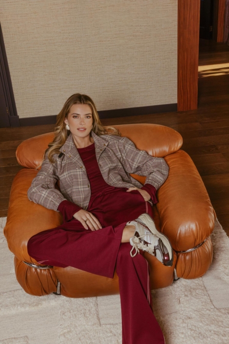 C&S The Label bordeaux dames broek | Sfeerbeeld, In situatie