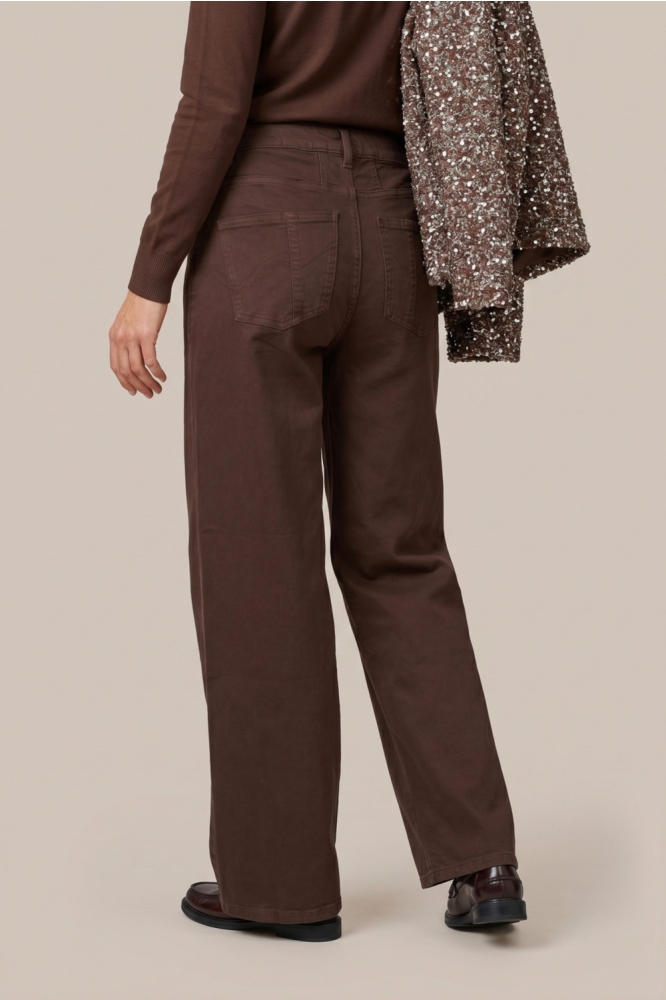 C&S The Label bruine dames broek | Model achteraanzicht