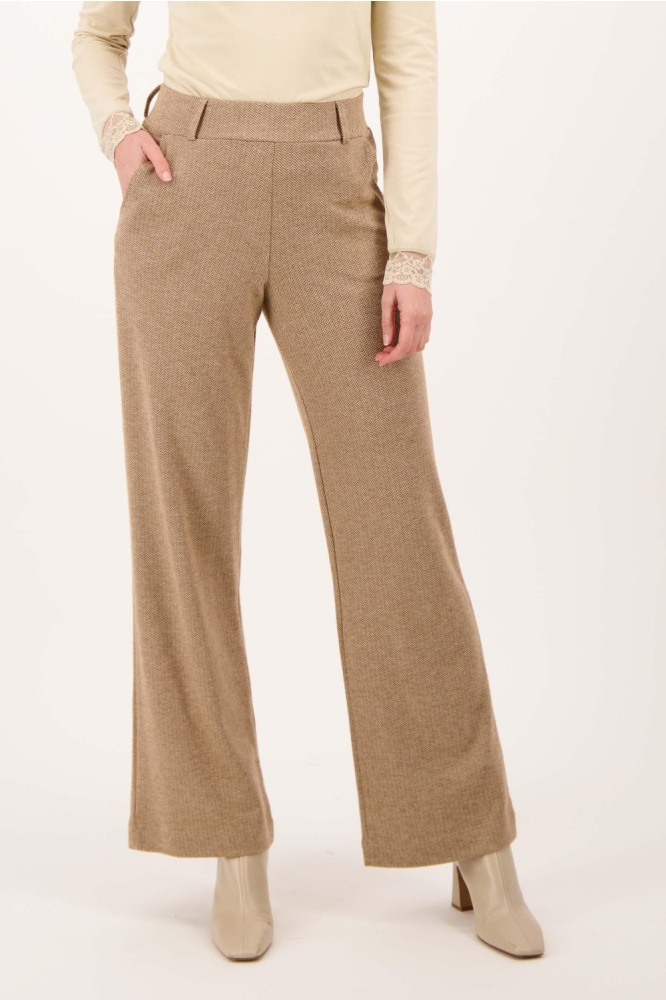 Zusss taupe dames broek | Model vooraanzicht