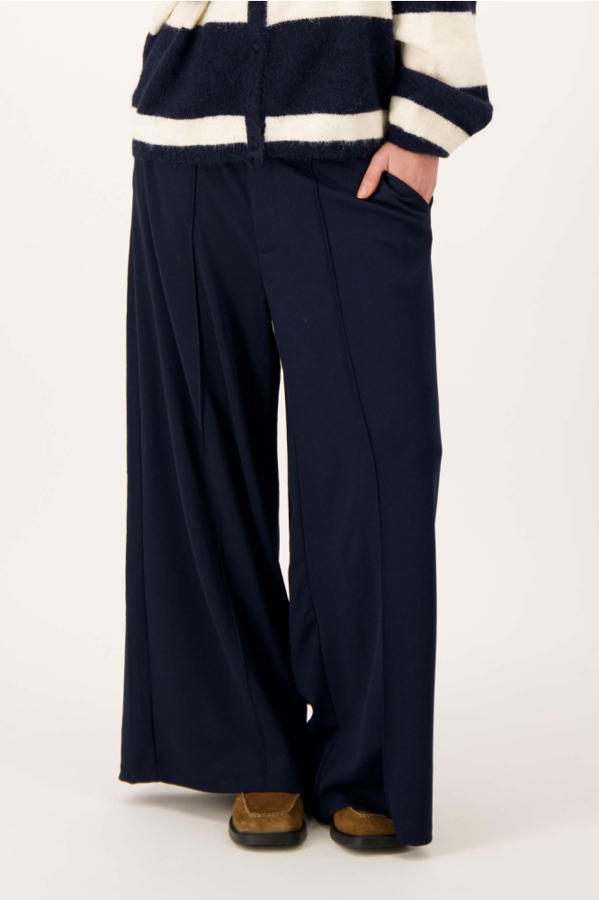 Zusss blauwe dames broek | Model vooraanzicht