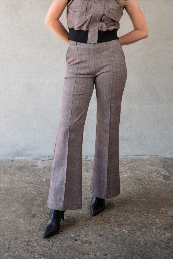 TQ Amsterdam bruine dames broek | Model vooraanzicht
