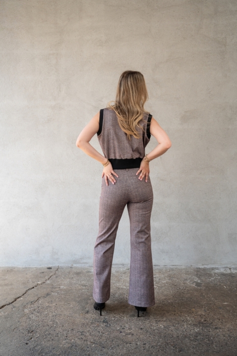 TQ Amsterdam bruine dames broek | Model achteraanzicht