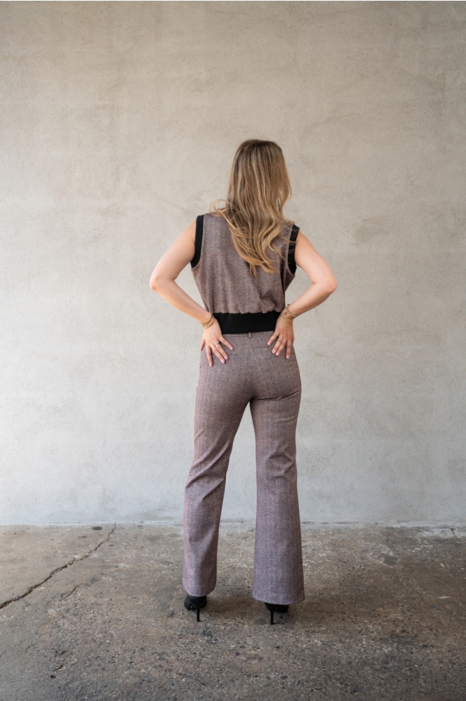 TQ Amsterdam bruine dames broek | Model achteraanzicht