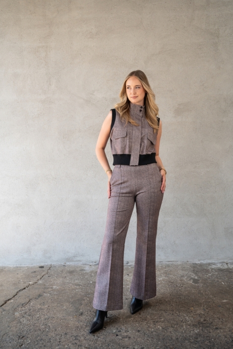 TQ Amsterdam bruine dames broek | Model