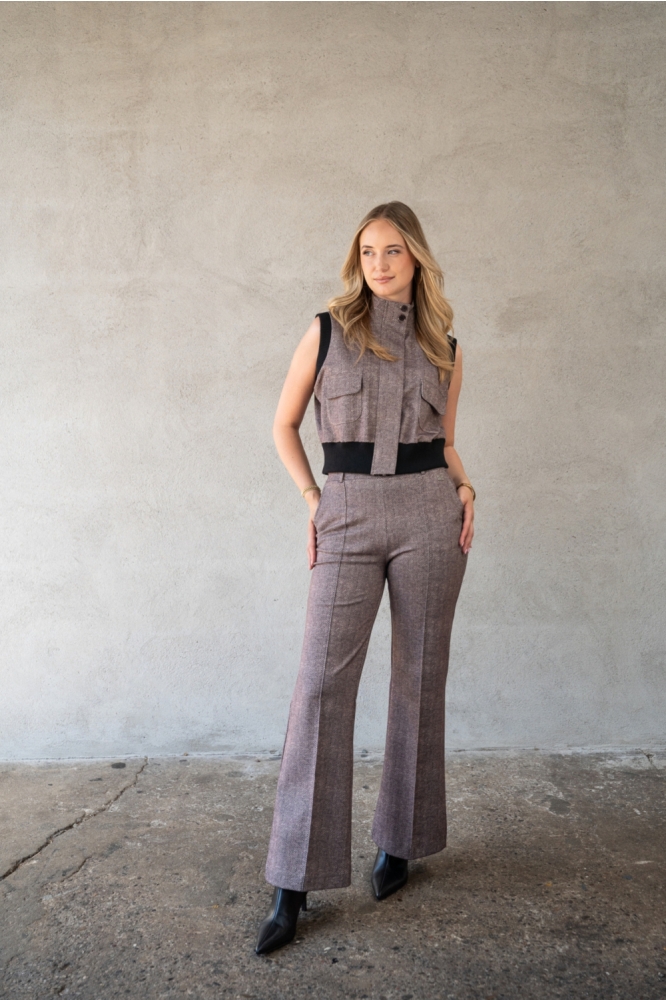 TQ Amsterdam bruine dames broek | Model