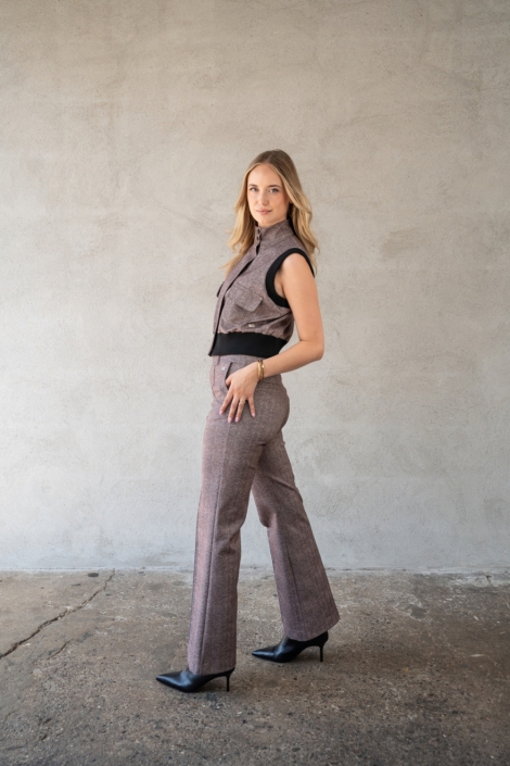 TQ Amsterdam bruine dames broek | Model