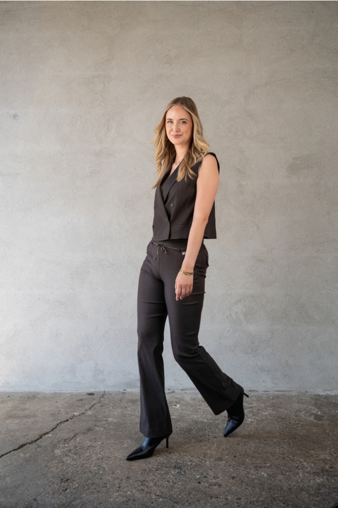 TQ Amsterdam bruine dames broek | Model