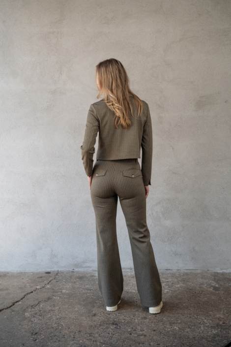 TQ Amsterdam groene dames broek | Model achteraanzicht