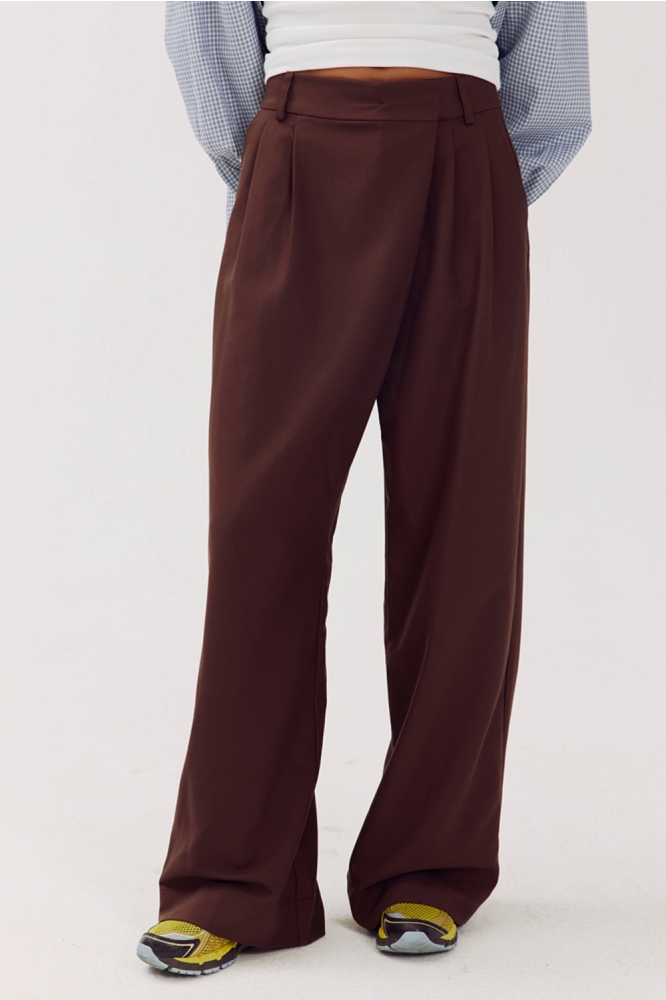 Harper & Yve bruine dames broek | Model vooraanzicht