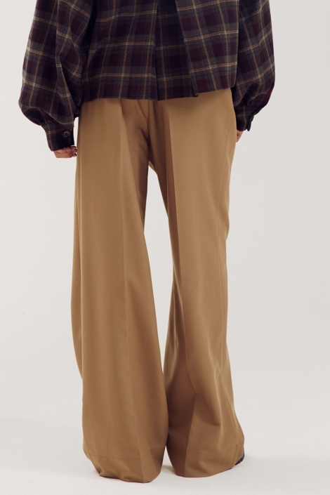 Harper & Yve taupe dames broek | Model achteraanzicht