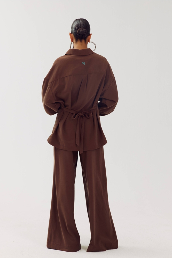 Harper & Yve bruine dames broek | Model achteraanzicht