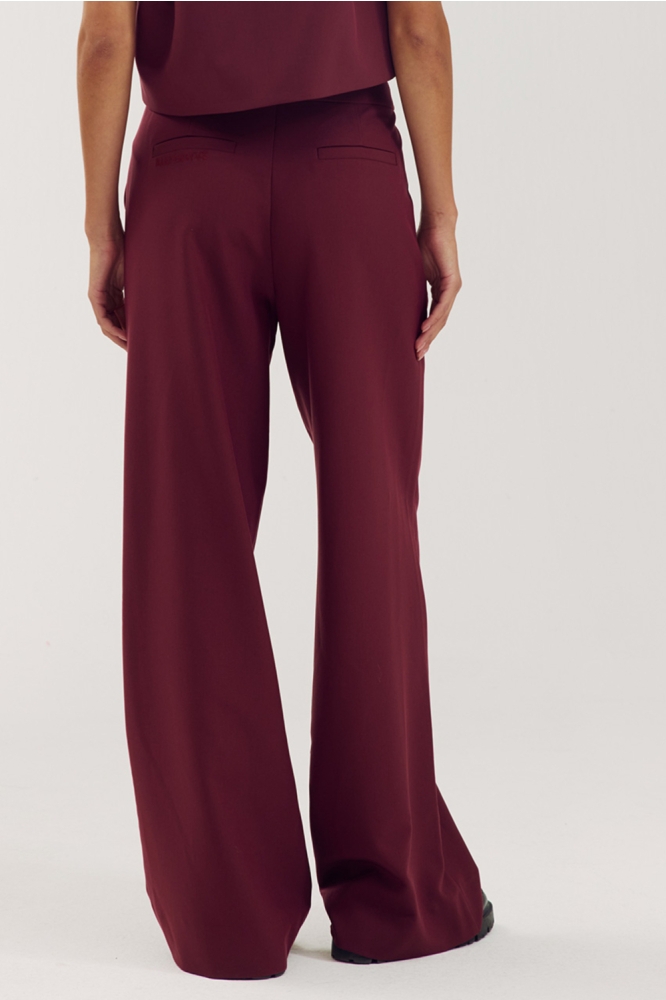Harper & Yve bordeaux dames broek | Model achteraanzicht