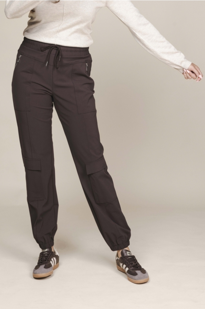 Zoso bruine dames broek | Model vooraanzicht