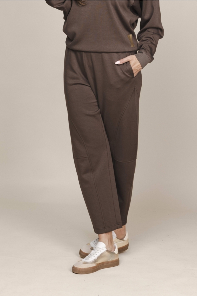Zoso bruine dames broek | Model vooraanzicht