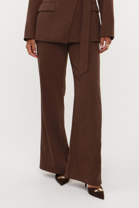 Ydence bruine dames broek | Model vooraanzicht