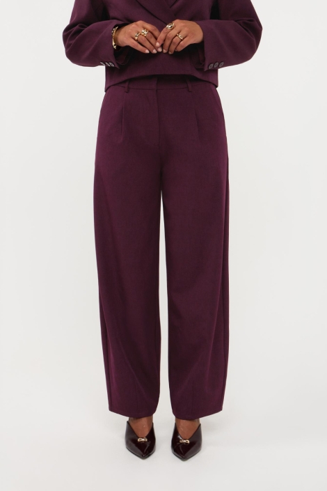 Ydence bordeaux dames broek | Model vooraanzicht