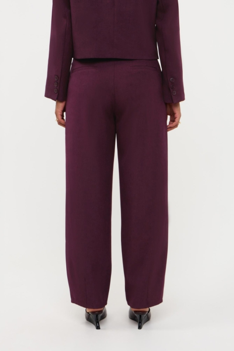 Ydence bordeaux dames broek | Model achteraanzicht