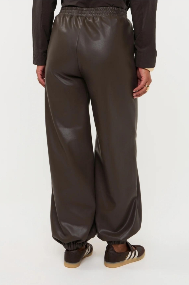 Ydence bruine dames broek | Model achteraanzicht