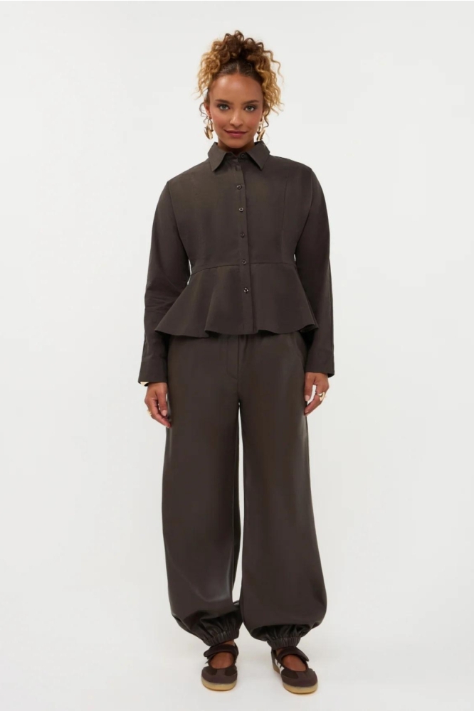 Ydence bruine dames broek | Model
