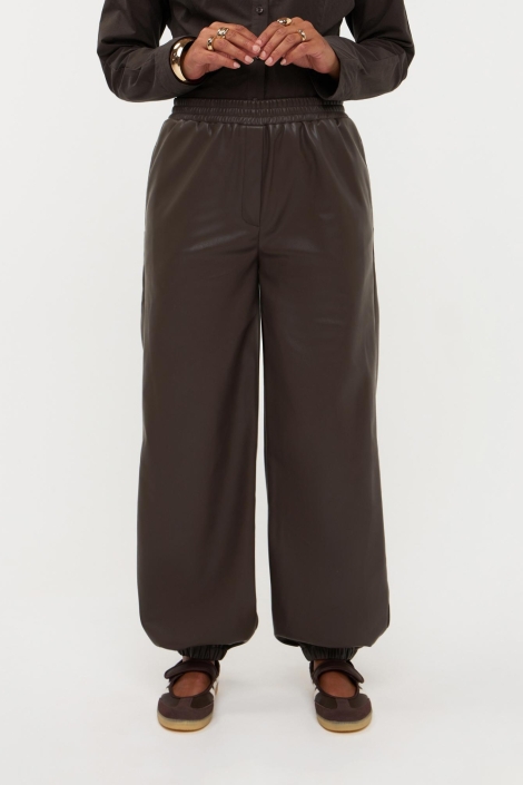 Ydence bruine dames broek | Model vooraanzicht