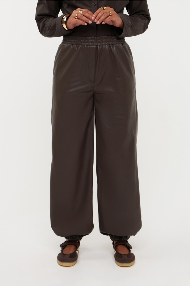 Ydence bruine dames broek | Model vooraanzicht