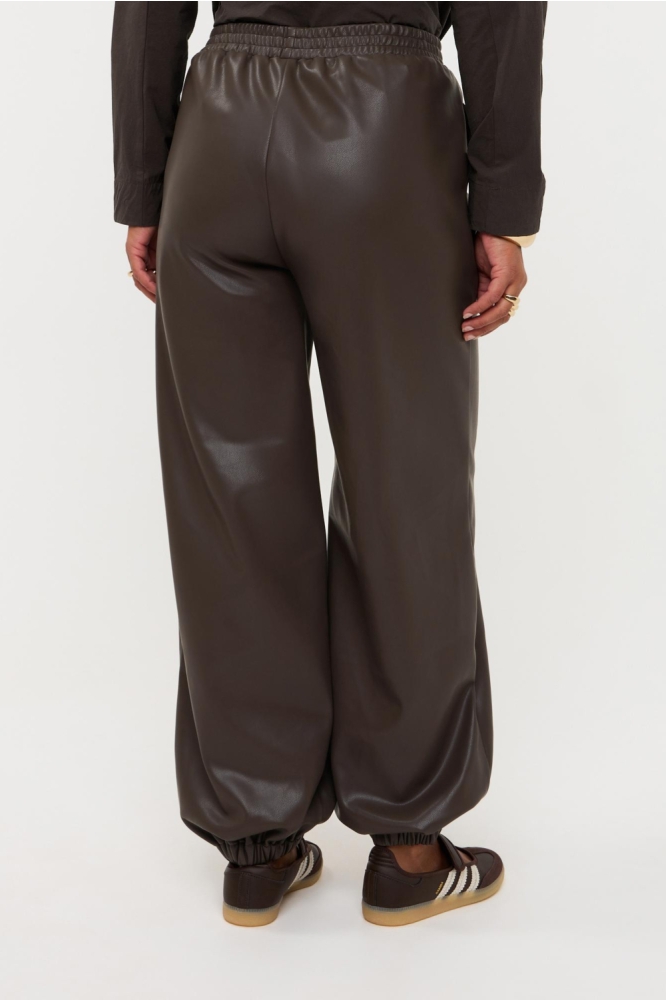 Ydence bruine dames broek | Model achteraanzicht