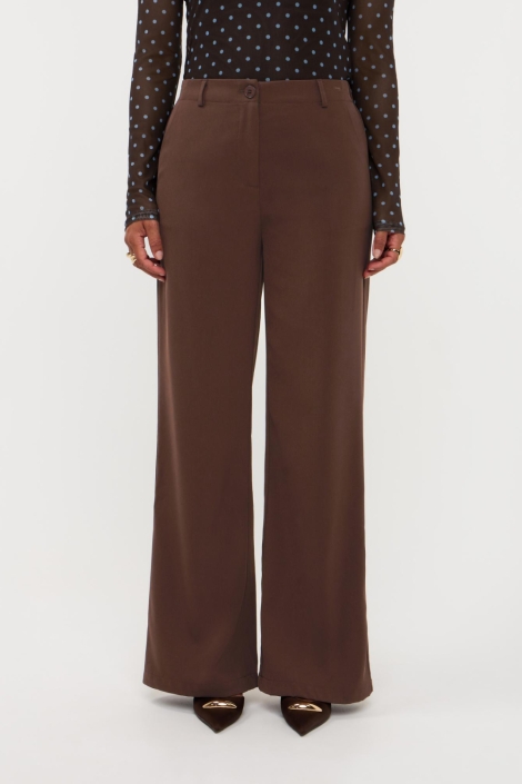Ydence bruine dames broek | Model vooraanzicht