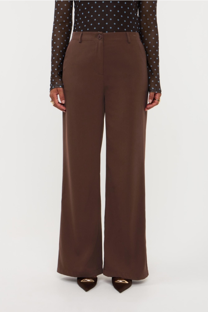 Ydence bruine dames broek | Model vooraanzicht