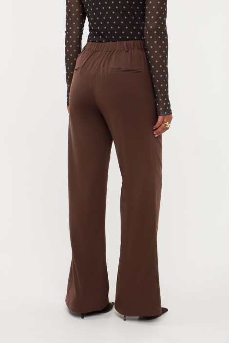 Ydence bruine dames broek | Model achteraanzicht