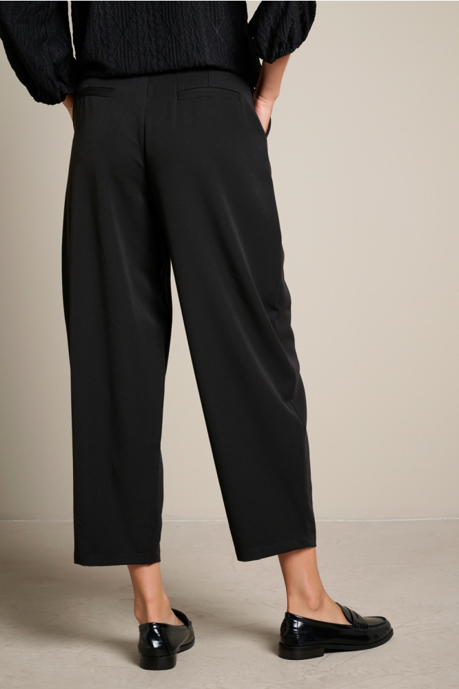 LolaLiza zwarte dames broek | Model achteraanzicht