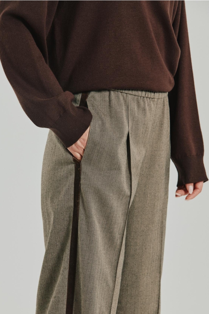 Freequent taupe dames broek | Close up