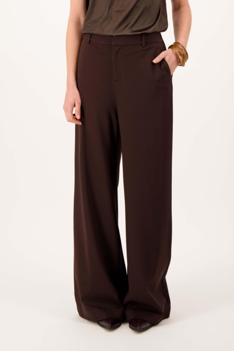 Zusss bruine dames broek | Model vooraanzicht
