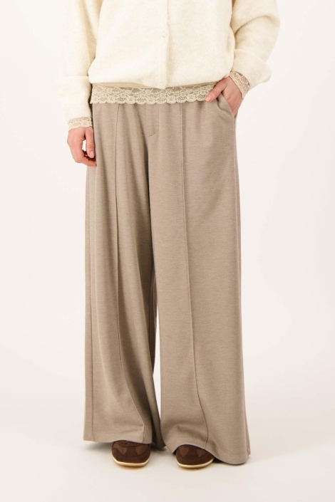Zusss beige dames broek | Model vooraanzicht