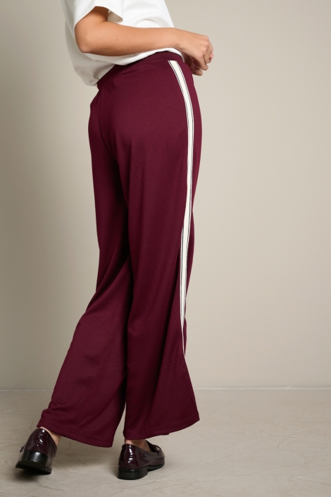 LolaLiza bordeaux dames broek | Model zijaanzicht