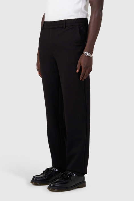 Pure Path zwarte heren broek | Model zijaanzicht