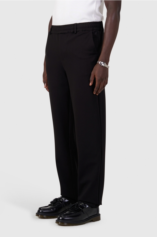 Pure Path zwarte heren broek | Model zijaanzicht