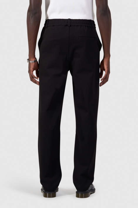Pure Path zwarte heren broek | Model achteraanzicht