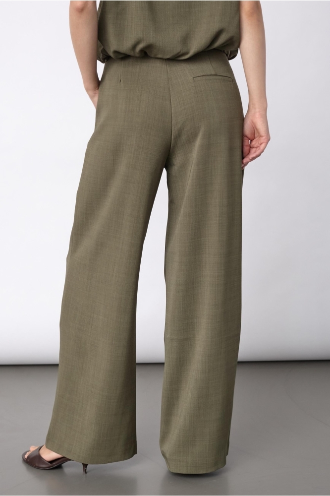SisterS point groene dames broek | Model achteraanzicht