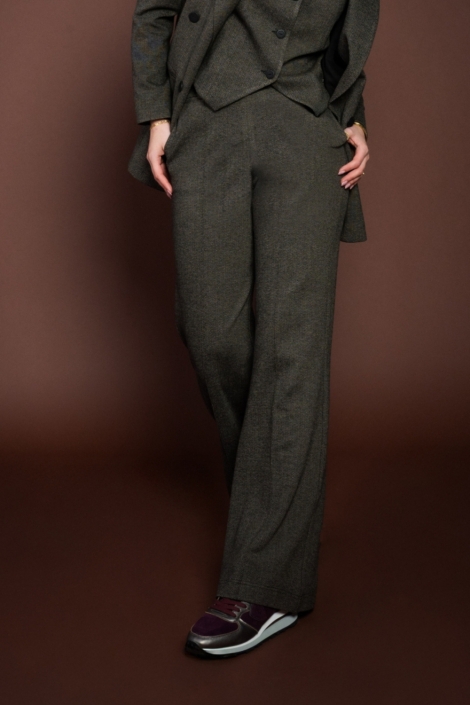 TQ Amsterdam bruine dames broek | Model vooraanzicht